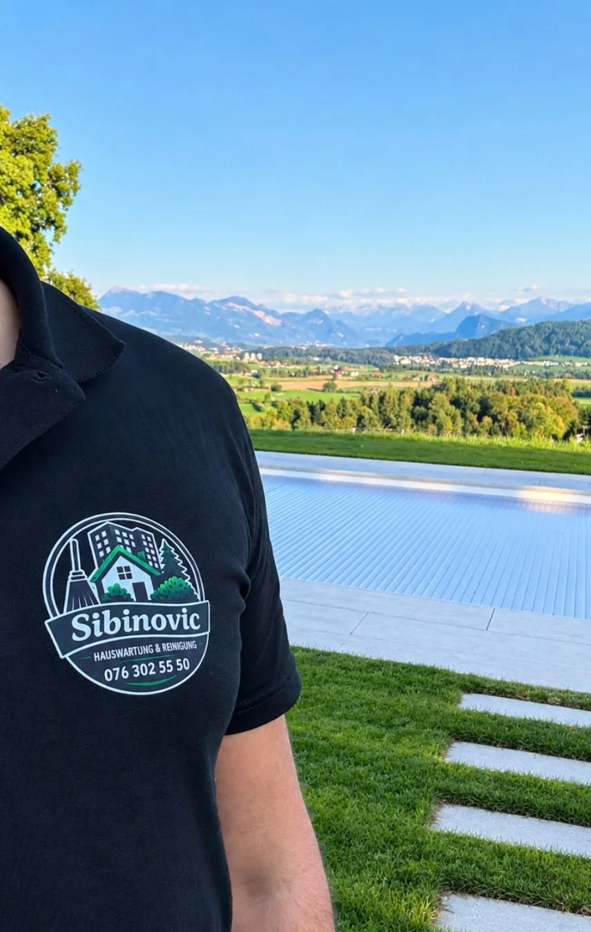 Polo mit dem Logo von Sibinovic Hauswartung, dahinter ein gepflegter Garten mit Sicht über das Seetal auf die Alpen