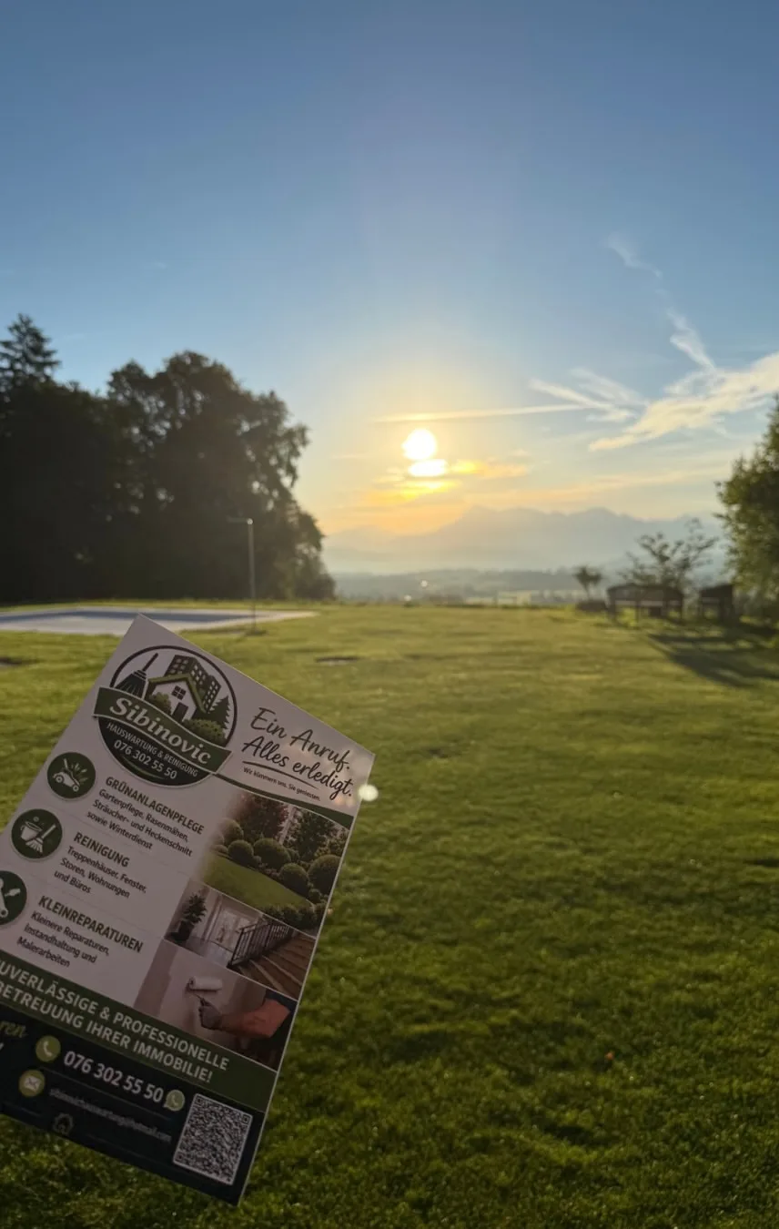 Flyer von Sibinovic Hauswartung, in die Abendsonne über einem gemähten Rasen gehalten